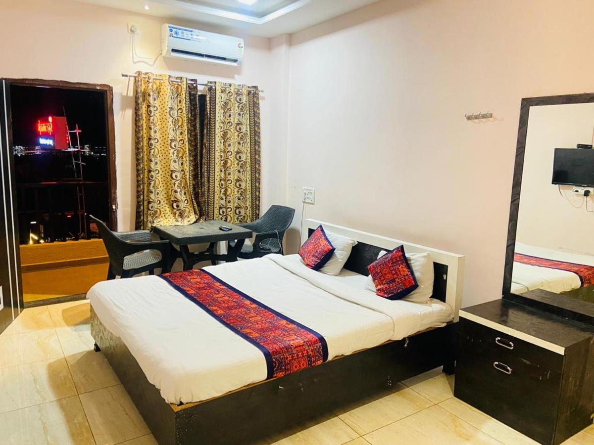 Hotel Meghmalhar Lodging Jejuri Екстериор снимка