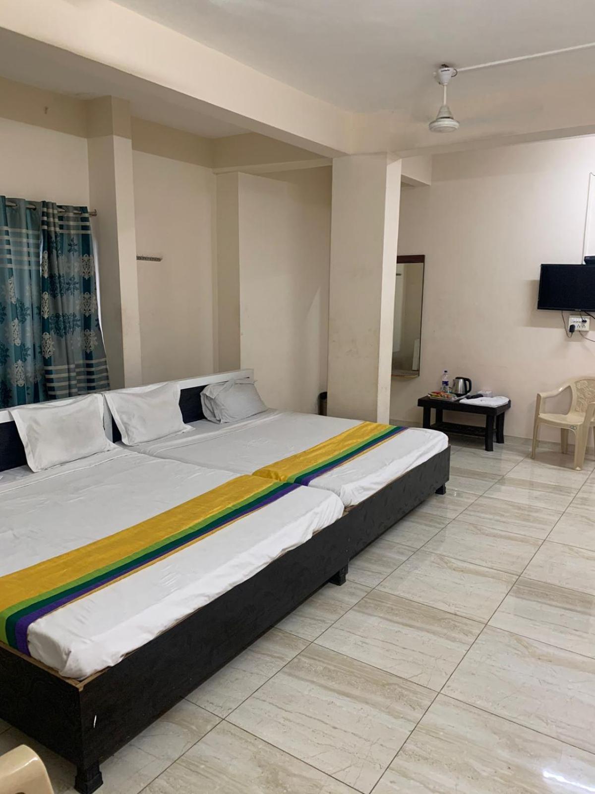 Hotel Meghmalhar Lodging Jejuri Екстериор снимка